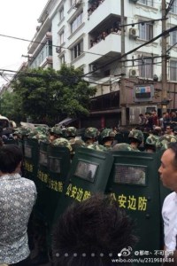 Les troupes militaires  ont finalement été appelés pour disperser la foule.