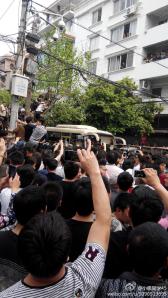 Des centaines,des milliers de gens prirent des  photos de cet événement de violence policière commanditée par le gouvernement communiste chinois.