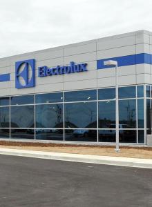 La facade de l'usine d'Electrolux à Memphis au Tennessee.Electrolux est l'hôte d'une journée portes ouvertes et inauguration aujourd'hui pour sa nouvelle usine de Memphis. Jack Truong , président et chef de la direction d'Electrolux Major Appliances North America, le gouverneur Bill Haslam , Memphis maire AC Wharton et maire du comté de Shelby Mark Luttrell sera présent. La construction de la nouvelle installation $ 266 000 000 a commencé en Octobre 2011, et l'usine produit maintenant des appareils de cuisine à domicile. L'usine emploiera environ 1200 personnes une fois qu'il atteint sa pleine production. En Novembre, les premiers produits fabriqués à Memphis sorti de la ligne d'assemblage.