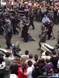 Début de la violence policière sur la jeune vendeuse et assassinat  du témoin qui photographiait.Cette photo  diffusé sur le serveur chinois devrait suffire à incriminer un  policier assassin,...mais on est en Chine.