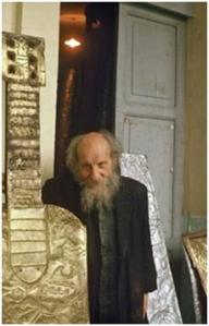 Le Père Crespi derrière une  pièce massive.