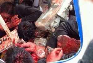 Quatre agents à l'intérieur de la camionnette sont morts alors que la foule a pris des photos d'eux.