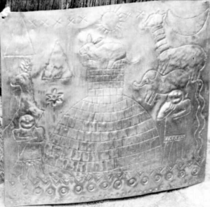 La  fresque au lapin:On note par ailleurs d'autres choses intéressantes : - 2 pyramides (une sur Terre), l'autre ailleurs ? - une sorte de lapin (le lapin blanc ?), symbole du passage entre deux dimensions... - en haut à droite, un quartier de Lune : vous l'avez déjà vu dans ce sens vous ? - 7 croix pour 7 planètes ? Où est passé la 8e ? (vu sur Terre, donc il devrait y avoir 8 croix). - la croix de David (qui ressemble à une fleur volante) - des animaux tels que le serpent, l'éléphant et ce qui ressemble à une girafe - un drôle d'animal à gauche...