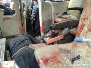 L'intérieur de la camionnette utilisée par les policiers criminels.La foule a été sans pitié.