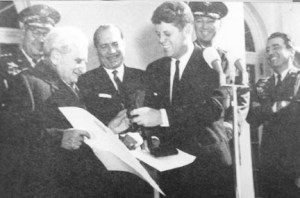 Kennedy entouré de membres de Majestic-12.