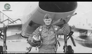 Soixante-cinq ans après un OVNI se serait écrasé à Roswell, Nouveau-Mexique, un agent de la Force aérienne à la retraite a parlé pour dire que non seulement l'incident choquant vraiment arrivé -. Mais c'est arrivé deux fois  lieutenant Le colonel Richard français, qui a servi dans l'armée pendant plus de 27 ans, était en Alamagordo, Nouveau-Mexique, en 1947, quand un objet insolite est tombé du ciel et s'est écrasé au sol à Roswell.  autorités militaires ont émis un communiqué de presse après la incident choquant, en disant: «. Les nombreuses rumeurs concernant le disque volant est devenu une réalité hier quand l'officier du renseignement de la 509ème Escadre de Bombardement de la huitième Armée de l'Air, Roswell Army Air Field, a eu la chance d'entrer en possession d'un disque" volant". 