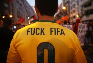 Coupe manifestants anti-mondiale se réunissent en tentant de marcher à stade Maracana le 15 Juin 2014, Rio de Janeiro, au Brésil.