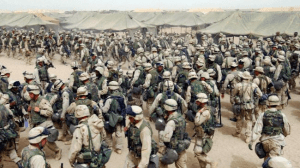 Les troupes américaines dans le nord de Koweït se préparent après avoir reçu l'ordre de traverser la frontière irakienne, le 20 Mars 2003.