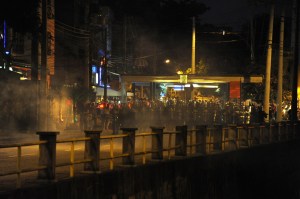 Les policiers antiémeutes sont déployés lors d'une manifestation contre la Coupe du Monde de la FIFA, près du stade Maracana, à Rio de Janeiro le 15 Juin 2014.
