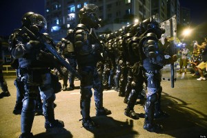 Les manifestants se sont heurté à un mur de policiers.