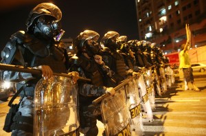 Police militaire bloquent les manifestants anti-Monde de la FIFA qui tentent de marcher vers le stade Maracana le 15 Juin 2014 à Rio de Janeiro, Brésil.