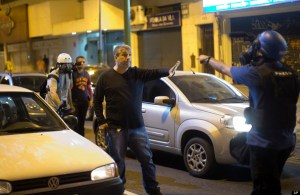 Cet homme s'est identifié comme un policier en civil après avoir été affronté avec les agents en tenue anti-émeute