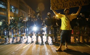 RIO DE JANEIRO, BRÉSIL - 15 juin: bloc de la police militaire des manifestants anti-Monde de la FIFA qui tentent de marcher vers le stade Maracana le 15 Juin 2014, Rio de Janeiro, au Brésil. Aujourd'hui, c'est la quatrième journée de la Coupe du Monde de la FIFA 2014. (Photo par Mario Tama / Getty Images)