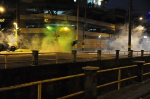 De nombreux nuages de gaz lacrymogènes sont vus lors d'une manifestation contre la Coupe du Monde de la FIFA, à Rio de Janeiro, près du stade Maracana, le 15 Juin 2014.