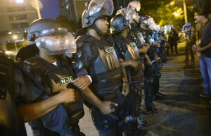 Police militaire bloquent les manifestants anti-Monde de la FIFA qui tentent de marcher vers le stade Maracana le 15 Juin 2014 à Rio de Janeiro, Brésil.
