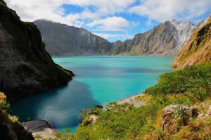 3.-lac volcanique Monte Pinabuto-Luzon, aux Philippines.    En 1991, la dernière fois l'éruption du volcan Pinabuto, marquant la deuxième plus grande éruption volcanique du 20ème siècle. Inactif pendant plus de 400 ans, le volcan Pinabuto était largement inconnu jusqu'à ce qu'au  jour de son explosion. Bien qu'une beaucoup plus grande éruption d'il  y a 35.000 ans est considéré être responsable pour la formation du  lac volcanique. 