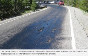 La fonte de l'asphalte est très visible sur cette photo./ Melting the asphalt is very visible in this picture.