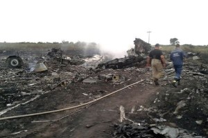 Le gouvernement nazi de Kiev accuse les "rebelles pro-russes" de chercher à détruire des preuves sur le site du crash du Boeing 777 de la Malaysia Airlines, et d'avoir emporté 38 cadavres.  Dans le même temps, les employés du ministère ukrainien des Situations d'urgences, qui ont ratissé 18 km2, sur un total de 25 km2, sur les lieux de la catastrophe, ont retrouvé 186 corps. 