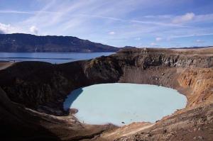 9-Le lac volcanique du Mont Katmai ,en Alaska. Au sommet du  mont Katmai, Alaska - États-Unis. En 1912, l'éruption du Novarupta a  provoqué la formation de ce lac volcanique en Alaska.