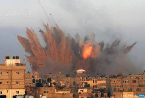 Gaza bombardée par les avions de l'état sioniste d'Israel,le 12 juillet 2014.Ce sont ces images qui font la délectations des sionistes assis devant leurs télé. Gaza est l'un des territoires les plus surpeuplés au monde.Dire que l'on bombarde Gaza pour atteindre le Hamas est de l'irresponsabilité pure.