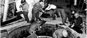 Les soldats américains saisissent  les pièces du réacteur atomique mis au  point par l'équipe de carl Friedrich von Wiezsacker,en 1945 lors de l'Opération Paperclip.