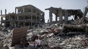 Des Palestiniens inspectent des bâtiments  détruits dans une partie de al-Tufah ,un quartier de la ville de Gaza le 6 Août 2014.