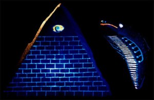 L’artéfact le plus intrigant du groupe est une représentation d’une pyramide avec 13 divisions horizontales ou étapes et surmontée d’un œil qui voit tout, ou du troisième œil dans le symbolisme spirituel Sanskrit. Alors qu’il n’y a pas de seules vraies pyramides représentées dans les Amériques, seulement une multitude de pyramides à étages, cela doit être considéré comme une représentation de la Grande Pyramide de Gizeh qui se trouve à des milliers de kilomètres. Sur le côté renversé de l’objet se trouve une inscription en or de la ceinture d’Orion et une série de glyphes archaïques Sanskrits, qui ne sont toujours pas interprétables. On retrouve aussi cette même pyramide dans beaucoup de religions, et sur le billet d’un dollar. 