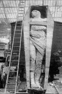 Notons qu'il était bien conservé, sans doute par momification. Mr. Dyer, après avoir montré le géant à Dublin, est venu en Angleterre avec sa découverte bizarre et l'a exposée à Liverpool et Manchester demandant six pence par visite. Ensuite Mr Dyer a payé un certain Kershaw pour s'occuper de l'affaire et la trace du géant a ensuite disparu. Beaucoup de découvertes « dérangeantes » pour la « science officielle » ont été détruites depuis quelques siècles, et surtout depuis l'avènement du « darwinisme » et de son évolution unique des espèces, ce incluant l'humanité et une soi-disant origine unique, jamais prouvée !