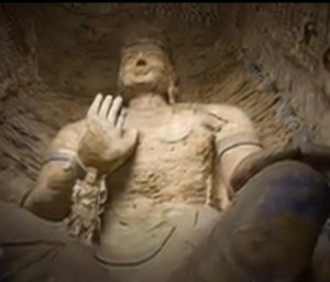 Une stat gigantesque de Boudha dans l'une d'elle.