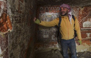 Étude des dessins sur les murs.