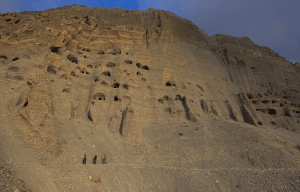 Grimpeurs et scientifiques suivent un sentier au-dessus de la rivière Kali Gandaki. 