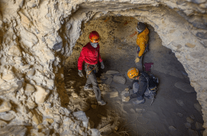 Exploration: Les membres de l'équipe font une enquête préliminaire d'une grotte. 