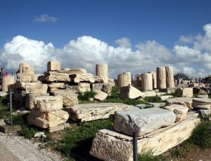 Cela  est arrivé à la civilisation romaine, à l'empire Han, aux empires Gupta et  Maurya, et maintenant  les chercheurs de l'Université  du Maryland ,Safa Motesharrei et Eugenia Kalnay, et  Jorge Rivas  de l'Université du Minnesota avertissent  que la destruction totale pourrait arriver de notre économie mondiale ...ainsi. Travailler avec un cadre qui intègre l'analyse mathématique, les sciences sociales, et l'observation des phénomènes naturels, l''homme et la nature dynamique »(Handy) Des  projets modèles" de business as usual »pourrait conduire à la fin de la civilisation industrialisée. Accepté pour publication dans le Elsevier Journal of Ecological Economics , l'étude constate de nombreuses preuves historiques que la surpopulation, à défaut agriculture, l'accès limité à l'eau, la consommation d'énergie , et de la répartition inégale des richesses pourrait tout concourt à signifier la fin pour la société que nous connaissons . 