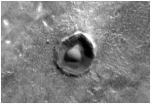 Un dôme dans un cratère lunaire.