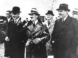 Photo du Fuhrer Adolph Hitler  prise en 1932...durant la campagne électorale.Nous le voyons ici en compagnie d'un industriel allemand et du  baron de l'acier ,Fritz Thyssen qui servira d'intermédiaire entre des industriels américains et le Reich allemand (dont Howard Bush ,le grand-père de George Walter Bush).