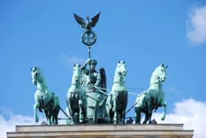 Le quadrige de la Porte de Brandebourg, la Déesse Victoire (ou Victoria, qui est le même nom que celui de l'ancienne Reine d'Angleterre) conduisant son char tiré par quatre chevaux !