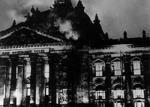 Le 27 février 1933, à Berlin, le Reichstag prend feu. Dans l'immeuble du Parlement allemand, la police se saisit d'un Hollandais communiste à moitié fou, Marinus van der Lubbe. Il sera considéré comme responsable de l'incendie et exécuté.Georges W. Bush s'inspirera de l'événement en désignant Osama Ben Laden ,comme bouc émissaire et les musulmans,comme ennemis de la démocratie!