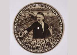 Disque 78 tours sur lequel était enregistré un des meilleurs discours  du Führer durant la campagne électorale de 1932. Cet enregistrement permit énormément au Parti nazi de se populariser en Allemagne.