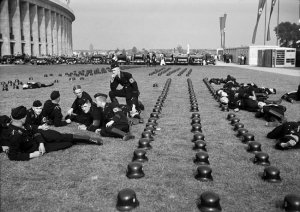 En 1936,des troupes SS se prélassent près des installations des jeux Olympiques .