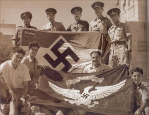 Des liens étroits s'établirent avec les islamistes palestiniens:ce qui influençea le drapeau palestinien,en 1940.