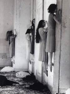 Découverte dans les anciennes archives d'une institution pour malades mentaux,cette photo laisse perplexe.Nous avons l'impression d'avoir affaire à un cas de possession diabolique de groupe.