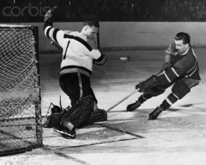Dans une série de la coupe Stanley,dans les années "50,Maurice Richard marque un but solide contre  le gardien de but des Bruins  de Boston.Richard qui joua toute sa carrière pour les Canadiens de Montréal ,au hockey eut une influence qui  dépassat le sport lui-même.