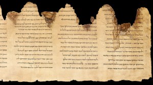 Les manuscrits de la mer Morte découverts en 1946 et 1947. Ces rouleaux sont des écrits religieux bibliques rédigés en araméen pour le plus ancien et en  hébreu pour les plus récents ( écrits entre le III° siècle avant notre ère et le premier siècle chrétien )(4)