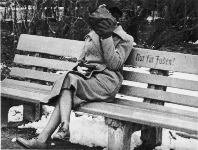 Femme juive assise sur un banc en Autriche,en 1933.Il est écrit :réservé aux juifs.