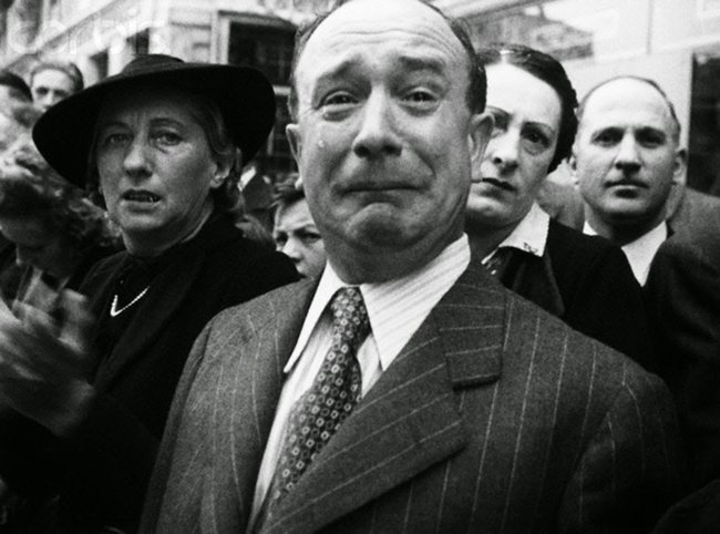 Durant la parade victorieuse des troupes allemandes à Paris,en 1940,un  citoyen français verse des larmes.