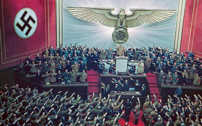 En 1938,le Führer Adolph Hitler est acclamé à tout rompre par un parlement en liesse .Il venait de réussir à rapatrier l'Autriche.