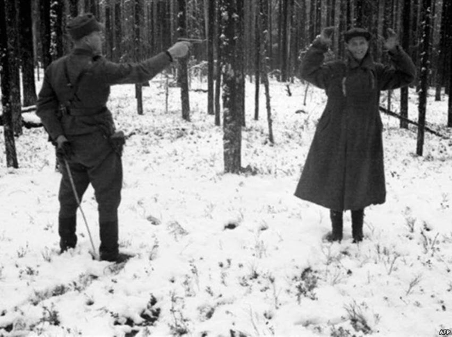 Un espion russe sourit juste avant d'être exécuté par un soldat finlandais,en 1940.