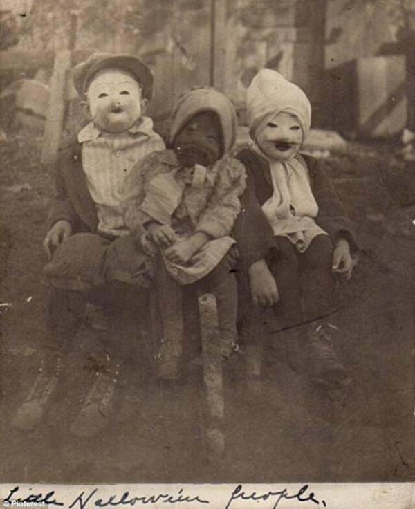 En 1900,trois enfants posent dans leurs costumes d'Halloween.