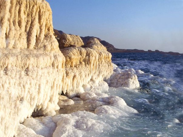 La mer Morte ne peut pas avoir le  plus beau des noms, mais l'emplacement est un spectacle vraiment spectaculaire. La mer Morte est en fait un lac de sel et les frontières de la Jordanie à l'est et Israël et la Cisjordanie à l'ouest. Les rives de la mer Morte se trouvent 423 mètres en dessous du niveau de la mer, ce qui en fait la plus faible altitude du monde sur terre. Le lac est également l'un des  plans d'eau  les plus salés  dans le monde et a une salinité de 34,2%, qui est 9,6 fois plus salée que la mer! Ce nombre élevé de sel signifie qu'il y a très peu de vie marine qui peut survivre dans l'eau, d'où le nom de la mer "Morte". La salinité élevée signifie également que la baignade dans le lac est plus comme flottante et de nombreux visiteurs viennent  ici chaque année pour tester les eaux. La mer Morte est aussi l'une des premières stations, de la santé de la planète utilisés par Hérode le Grand il y a plus de 2000 ans, et est toujours utilisé pour ses bienfaits pour la santé aujourd'hui, en raison de la haute teneur en minéraux et nutriments dans l'eau. 