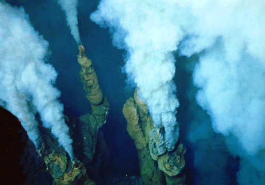 Jusqu'à récemment, les profondeurs du plancher de l'océan pourraient ne pas être atteints par l'humanité. Cela peut aller d'une certaine façon à expliquer pourquoi il a fallu jusqu'en 1977 pour les profondes cheminées sous-marines incroyables large de la côte de l'Équateur, à découvrir. Les sources hydrothermales ont été découvertes à l'est des îles Galapagos, quelques 2 400 mètres sous la surface. Les évents sont formés en raison de deux plaques tectoniques divergentes, provoquant l'eau de mer pour tirer à des vitesses incroyables et des températures élevées (autour de 400 degrés centigrades). Avant les bouches d'eau profonde ont été découverts, on a pensé que la vie ne pourrait pas exister à de telles profondeurs, en raison du manque de lumière du soleil. Des scientifiques ont découvert un certain nombre d'animaux marins autour des évents si, vivant hors les nutriments dont ils ont expulsés. Ces volcans sous-marins incroyables sont vraiment l'une des merveilles sous-marines du monde.